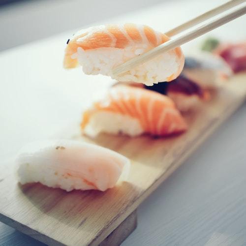 Spis sushi ude i byen